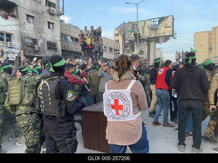 Palestinians gather near the site of the handover of the Israeli hostages to the International Committee of the Red Cross (ICRC)-stock-foto