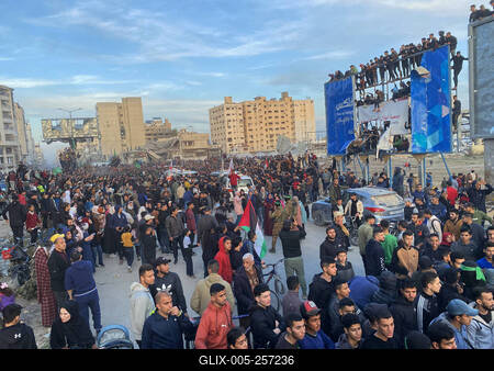 Palestinians gather near the site of the handover of the Israeli hostages to the International Committee of the Red Cross (ICRC)-stock-foto