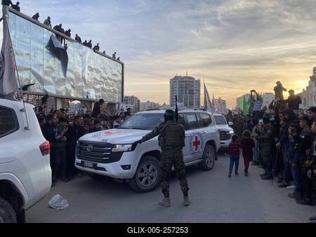 Palestinians gather near the site of the handover of the Israeli hostages to the International Committee of the Red Cross (ICRC)-stock-foto