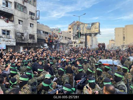 Palestinians gather near the site of the handover of the Israeli hostages to the International Committee of the Red Cross (ICRC)-stock-foto
