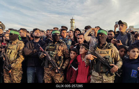 Palestinians gather near the site of the handover of the Israeli hostages to the International Committee of the Red Cross (ICRC) during the hostage-prisoner exchange operation in Saraya Square in western Gaza-stock-foto