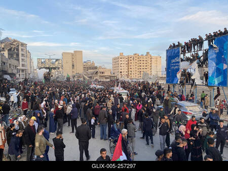 Palestinians gather near the site of the handover of the Israeli hostages to the International Committee of the Red Cross (ICRC)-stock-foto