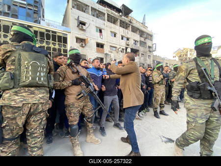 Palestinians gather near the site of the handover of the Israeli hostages to the International Committee of the Red Cross (ICRC)-stock-foto