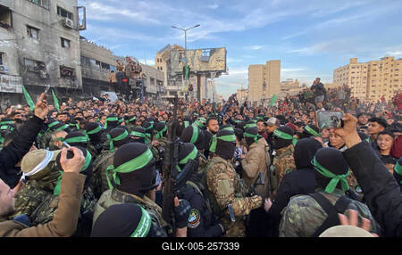 Palestinians gather near the site of the handover of the Israeli hostages to the International Committee of the Red Cross (ICRC)-stock-foto