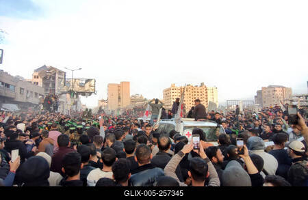 Palestinians gather near the site of the handover of the Israeli hostages to the International Committee of the Red Cross (ICRC) during the hostage-prisoner exchange operation in Saraya Square in western Gaza-stock-foto