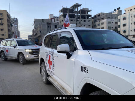 Palestinians gather near the site of the handover of the Israeli hostages to the International Committee of the Red Cross (ICRC)-stock-foto