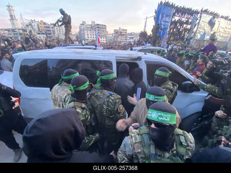 Palestinians gather near the site of the handover of the Israeli hostages to the International Committee of the Red Cross (ICRC)-stock-foto