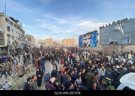 Palestinians gather near the site of the handover of the Israeli hostages to the International Committee of the Red Cross (ICRC)-stock-foto