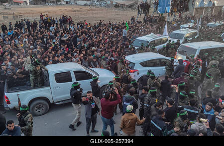 Palestinians gather near the site of the handover of the Israeli hostages to the International Committee of the Red Cross (ICRC) during the hostage-prisoner exchange operation in Saraya Square in western Gaza-stock-foto