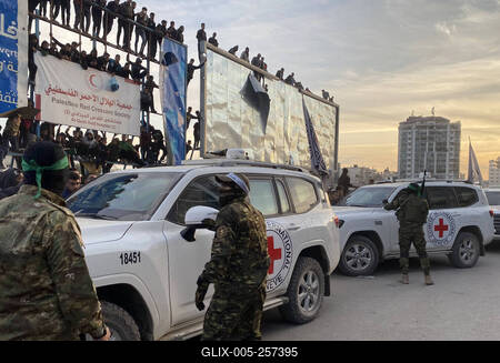 Palestinians gather near the site of the handover of the Israeli hostages to the International Committee of the Red Cross (ICRC)-stock-foto