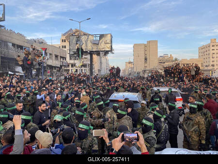 Palestinians gather near the site of the handover of the Israeli hostages to the International Committee of the Red Cross (ICRC)-stock-foto