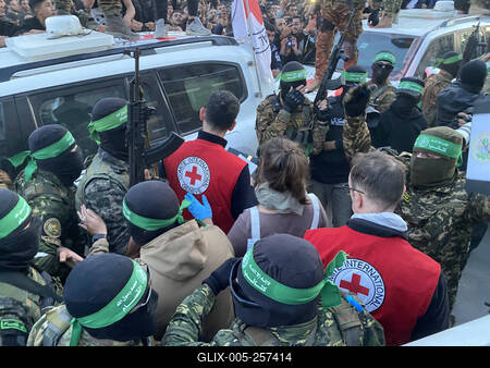 Palestinians gather near the site of the handover of the Israeli hostages to the International Committee of the Red Cross (ICRC)-stock-foto