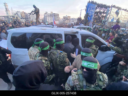 Palestinians gather near the site of the handover of the Israeli hostages to the International Committee of the Red Cross (ICRC)-stock-foto