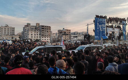 Palestinians gather near the site of the handover of the Israeli hostages to the International Committee of the Red Cross (ICRC) during the hostage-prisoner exchange operation in Saraya Square in western Gaza-stock-foto