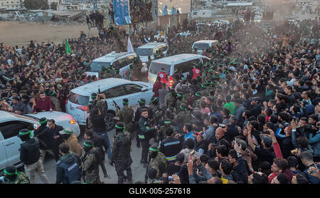 Palestinians gather near the site of the handover of the Israeli hostages to the International Committee of the Red Cross (ICRC) during the hostage-prisoner exchange operation in Saraya Square in western Gaza-stock-foto