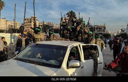 Palestinians gather near the site of the handover of the Israeli hostages to the International Committee of the Red Cross (ICRC) during the hostage-prisoner exchange operation in Saraya Square in western Gaza-stock-foto