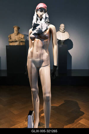 05.03.2025, Frankfurt, DEU Isa Genzken meets Liebieghaus. Inmitten der 5000 Jahre umfassenden Skulpturensammlung in Fran-stock-foto