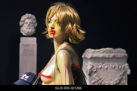 05.03.2025, Frankfurt, DEU Isa Genzken meets Liebieghaus. Inmitten der 5000 Jahre umfassenden Skulpturensammlung in Fran-stock-foto