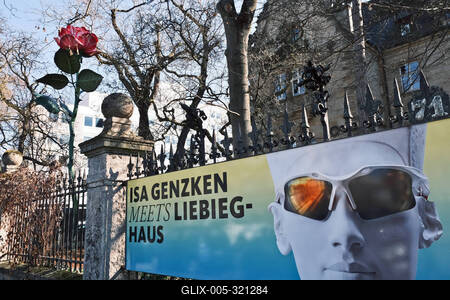 05.03.2025, Frankfurt, DEU Isa Genzken meets Liebieghaus. Inmitten der 5000 Jahre umfassenden Skulpturensammlung in Fran-stock-foto