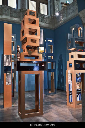 05.03.2025, Frankfurt, DEU Isa Genzken meets Liebieghaus. Inmitten der 5000 Jahre umfassenden Skulpturensammlung in Fran-stock-foto