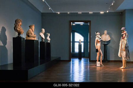 05.03.2025, Frankfurt, DEU Isa Genzken meets Liebieghaus. Inmitten der 5000 Jahre umfassenden Skulpturensammlung in Fran-stock-foto