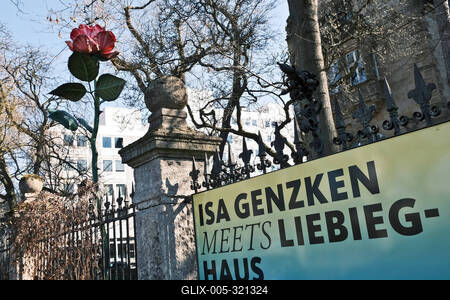 05.03.2025, Frankfurt, DEU Isa Genzken meets Liebieghaus. Inmitten der 5000 Jahre umfassenden Skulpturensammlung in Fran-stock-foto