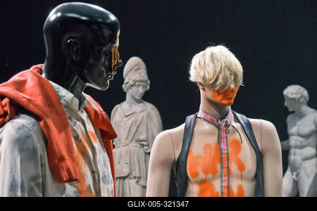 05.03.2025, Frankfurt, DEU Isa Genzken meets Liebieghaus. Inmitten der 5000 Jahre umfassenden Skulpturensammlung in Fran-stock-foto