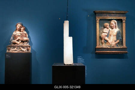 05.03.2025, Frankfurt, DEU Isa Genzken meets Liebieghaus. Inmitten der 5000 Jahre umfassenden Skulpturensammlung in Fran-stock-foto