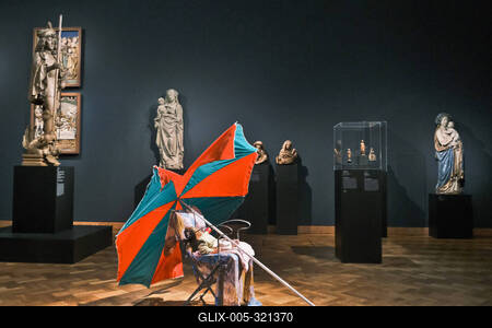 05.03.2025, Frankfurt, DEU Isa Genzken meets Liebieghaus. Inmitten der 5000 Jahre umfassenden Skulpturensammlung in Fran-stock-foto