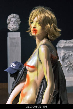 05.03.2025, Frankfurt, DEU Isa Genzken meets Liebieghaus. Inmitten der 5000 Jahre umfassenden Skulpturensammlung in Fran-stock-foto