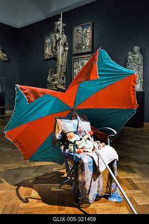 05.03.2025, Frankfurt, DEU Isa Genzken meets Liebieghaus. Inmitten der 5000 Jahre umfassenden Skulpturensammlung in Fran-stock-foto