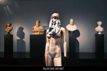 05.03.2025, Frankfurt, DEU Isa Genzken meets Liebieghaus. Inmitten der 5000 Jahre umfassenden Skulpturensammlung in Fran-stock-foto