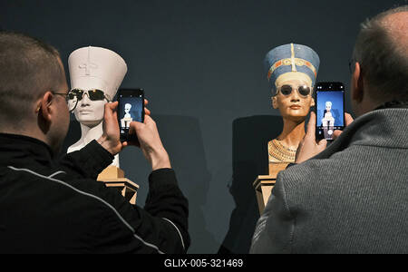 05.03.2025, Frankfurt, DEU Isa Genzken meets Liebieghaus. Inmitten der 5000 Jahre umfassenden Skulpturensammlung in Fran-stock-foto