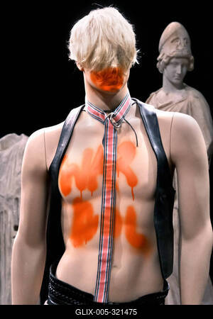 05.03.2025, Frankfurt, DEU Isa Genzken meets Liebieghaus. Inmitten der 5000 Jahre umfassenden Skulpturensammlung in Fran-stock-foto