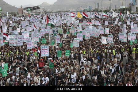 Houthi supporters protest against the US and Israel in Sana'a --stock-foto