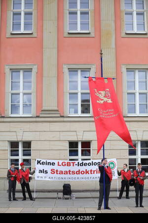 IDAHOBIT: Regenbogenfahne am Brandenburger Landtag-stock-foto