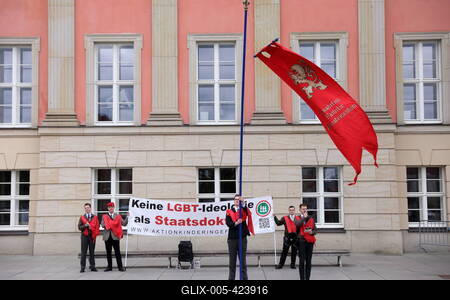 IDAHOBIT: Regenbogenfahne am Brandenburger Landtag-stock-foto
