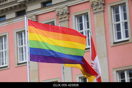 IDAHOBIT: Regenbogenfahne am Brandenburger Landtag-stock-foto