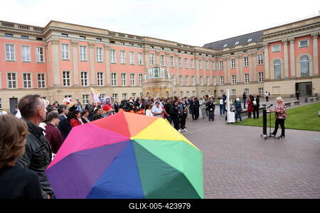 IDAHOBIT: Regenbogenfahne am Brandenburger Landtag-stock-foto