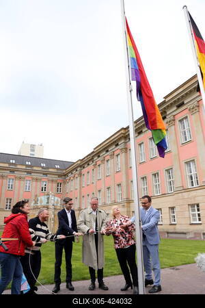 IDAHOBIT: Regenbogenfahne am Brandenburger Landtag-stock-foto