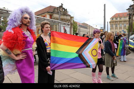 IDAHOBIT: Regenbogenfahne am Brandenburger Landtag-stock-foto