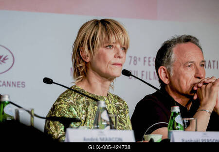 78eme Festival International du Film de Cannes. Conference de presse du film La Femme La Plus Riche Du Monde. VOISIN-stock-foto
