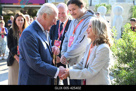 King Charles and Queen Camilla at Chelsea Flower Show-stock-foto