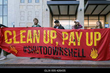 Campaigners Stage Oil Spill Outside Shell  HQ-stock-foto