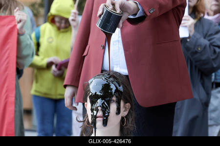 Campaigners Stage Oil Spill Outside Shell  HQ-stock-foto