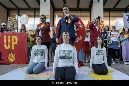 Campaigners Stage Oil Spill Outside Shell  HQ-stock-foto