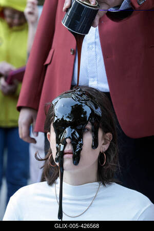 Campaigners Stage Oil Spill Outside Shell  HQ-stock-foto