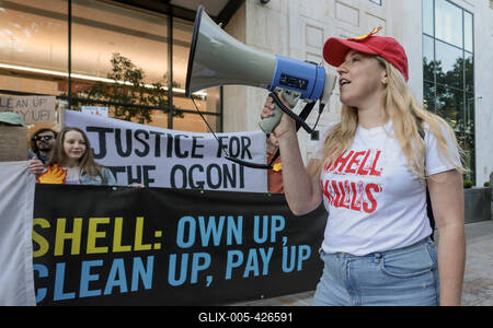 Campaigners Stage Oil Spill Outside Shell  HQ-stock-foto