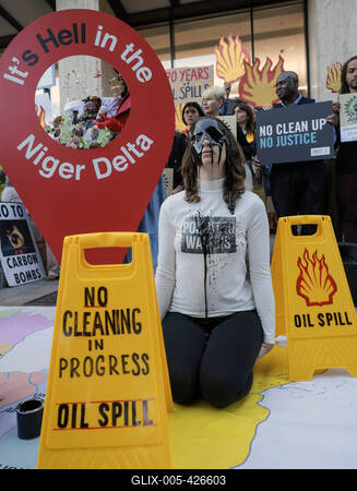 Campaigners Stage Oil Spill Outside Shell  HQ-stock-foto
