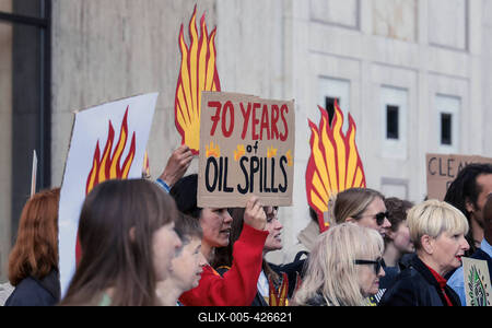 Campaigners Stage Oil Spill Outside Shell  HQ-stock-foto